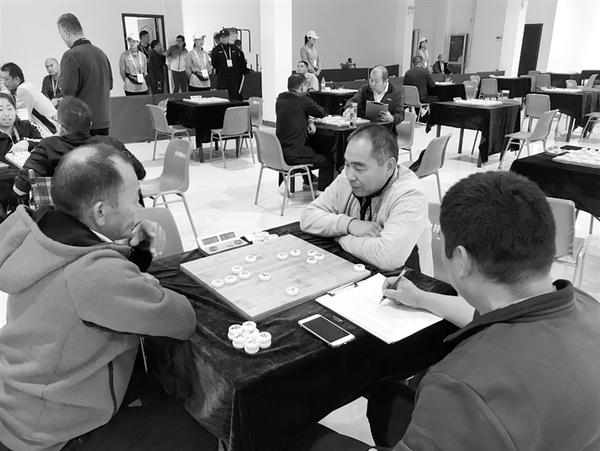 德州象棋比赛，棋逢对手，智谋决胜之战