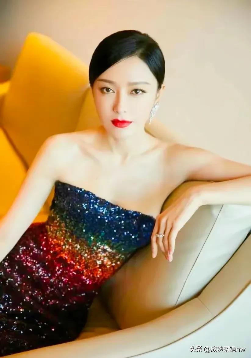 秦岚最新梦幻写真，美得窒息！