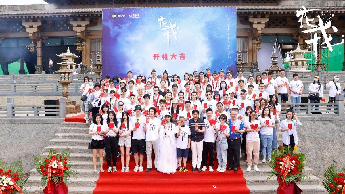 雪鹰演员逆风翱翔，演绎人生无限可能