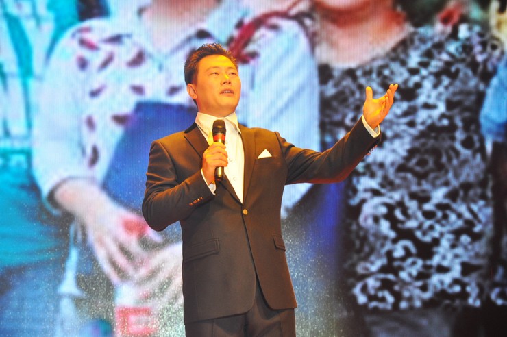 演员浩东踏遍山河，探寻内心宁静与喜悦之道