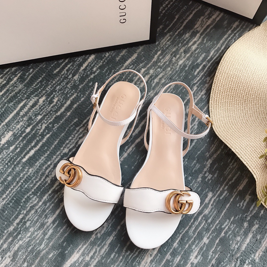 最新凉鞋时尚趋势与选购指南