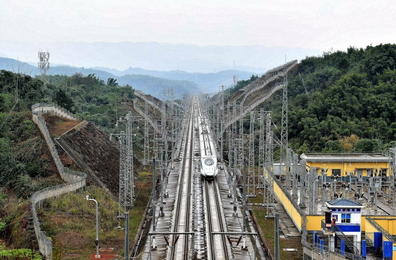 成贵高铁最新动态及小巷独特风味探寻报道