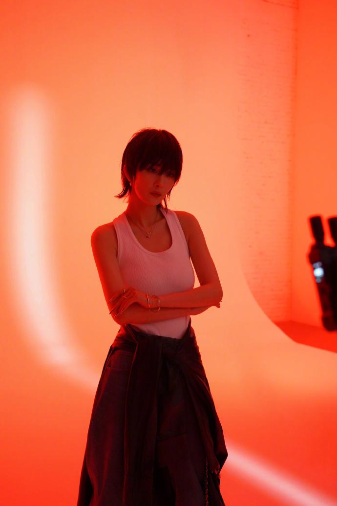 科技与时尚融合，杨幂最新短发造型惊艳亮相