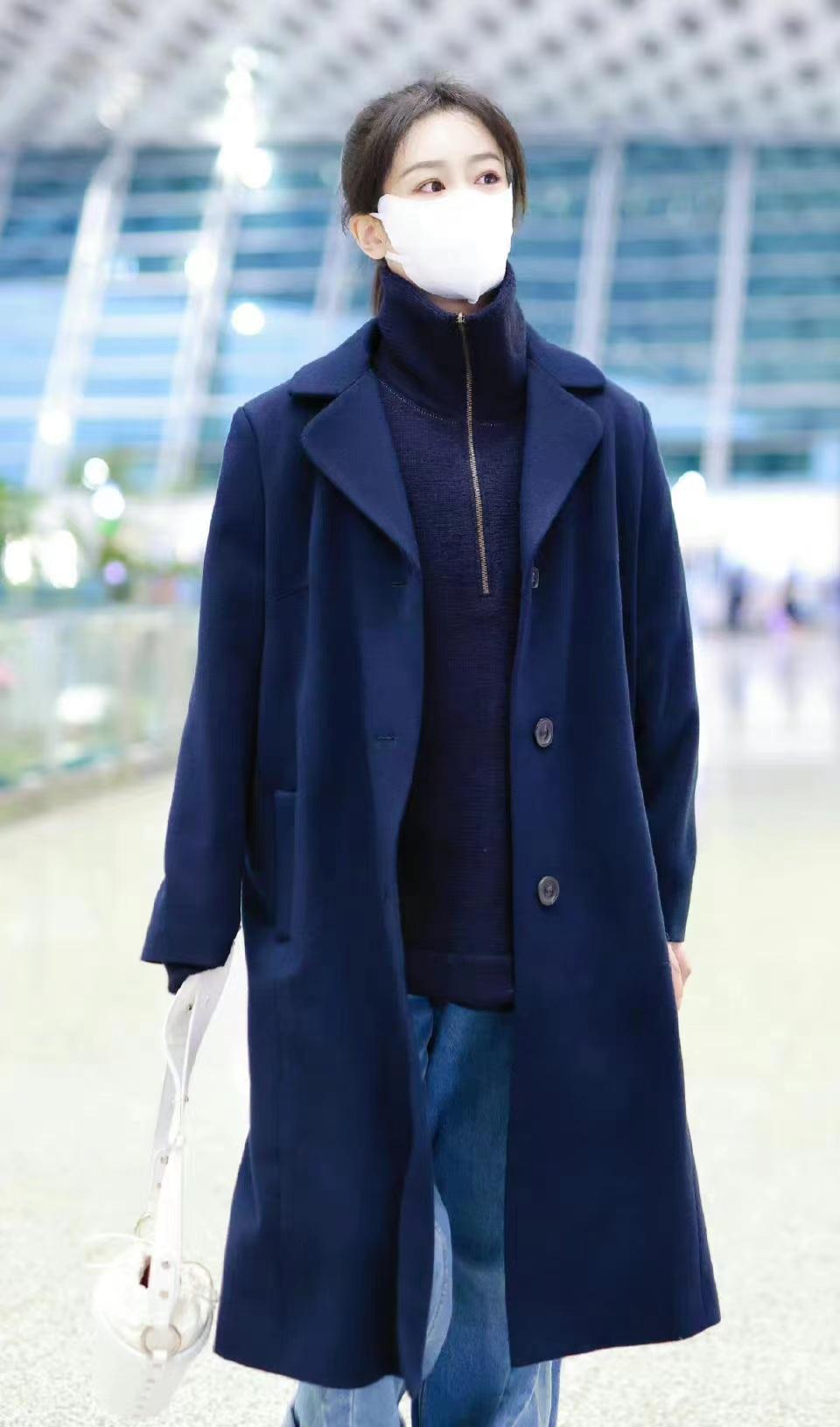 杨紫机场美照更新,杨紫机场美照更新，偶遇小巷深处的特色小店